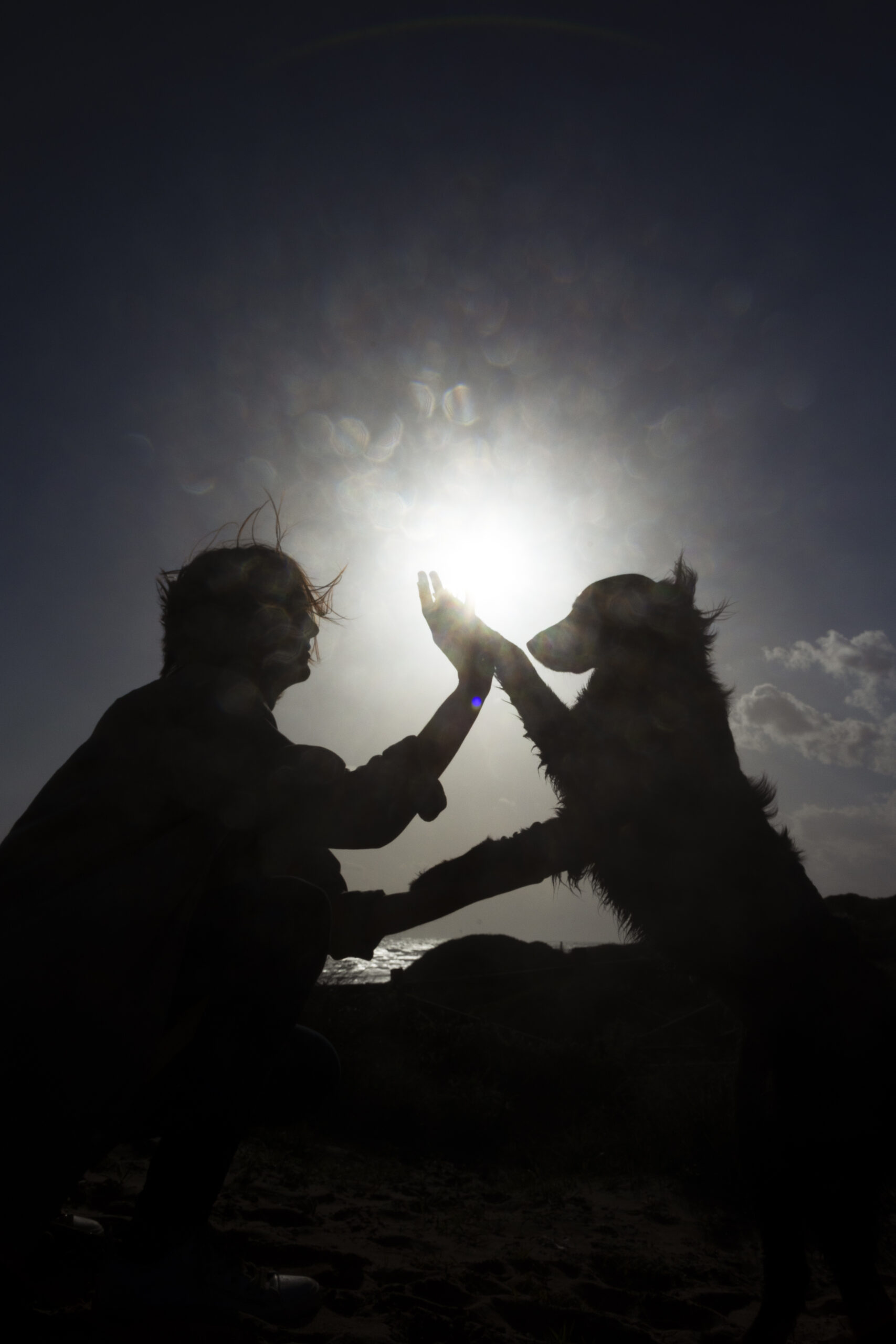 Lauryn Fenrir Espíritu Canino con su perro en la playa