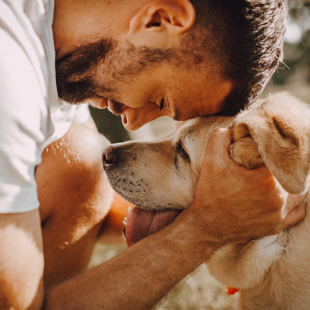 Tutor abrazando a su perro